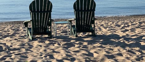 Sur la plage, chaise longue