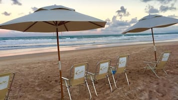 Na praia, espreguiçadeiras