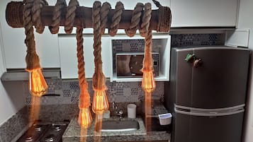 Geladeira, micro-ondas, fogão, cooktop