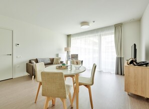 Fridge, oven, stovetop, coffee/tea maker - Domitys Emerald Haven (Antwerp)