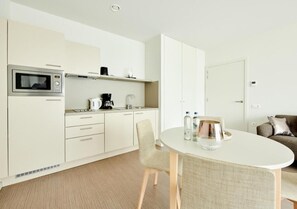 Fridge, oven, stovetop, coffee/tea maker