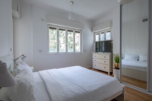 Classic Apartment | 2 bedrooms, in-room safe, iron/ironing board, free WiFi - Hayarkon 96 (Tel Aviv)