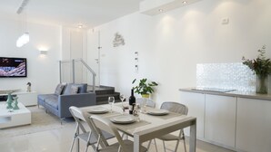 Appartement Design | Repas dans la chambre