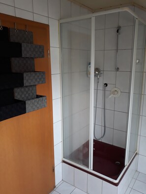 Apartment, 5 Schlafzimmer, Terrasse, Erdgeschoss | Badezimmer | Dusche, Haartrockner, Handtücher, Seife