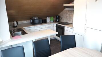Apartemen, 4 kamar tidur, balkon (Dachgeschoss) | Dapur pribadi | Lemari es besar, microwave, oven, dan kompor