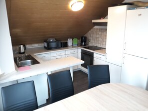 Apartamento, 4 habitaciones, balcón (Dachgeschoss) | Cocina privada | Frigorífico grande, microondas, horno y placa de cocina