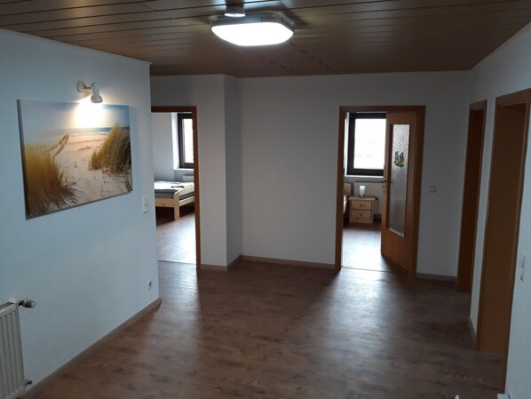 Apartamento, 4 habitaciones, balcón (Dachgeschoss) | Zona de estar | Una televisión de pantalla plana