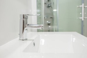 Dusche, Haartrockner, Handtücher