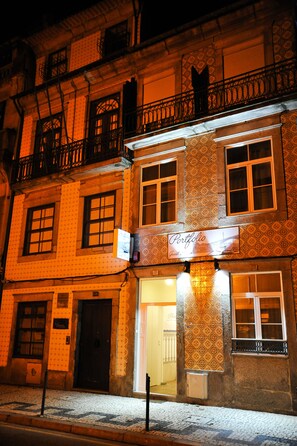 A building with a sign that reads "Portfolio Guest House." - Portfólio Guesthouse (Porto)