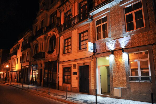A historic building with a sign reading "Portfolio." - Portfólio Guesthouse (Porto)