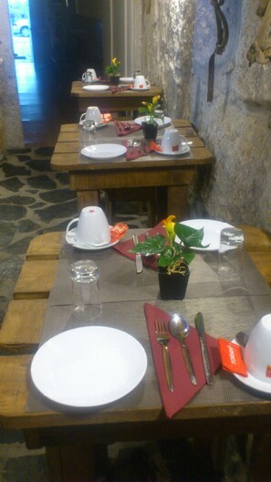 Café da manhã com buffet todos os dias (EUR 7 por pessoa) 