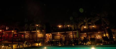 Fachada del alojamiento - Noche