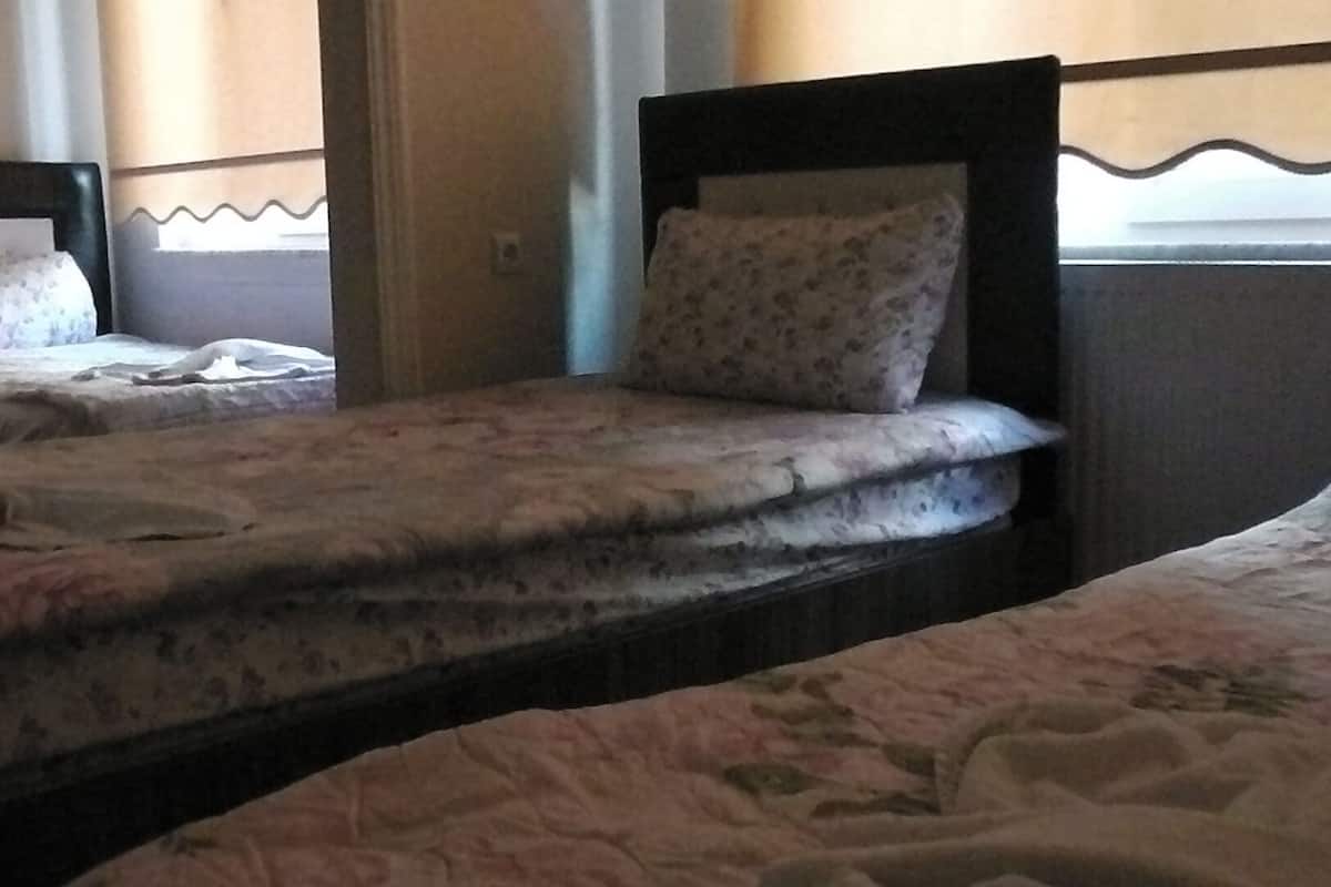 Triple Room | Free WiFi, bed sheets