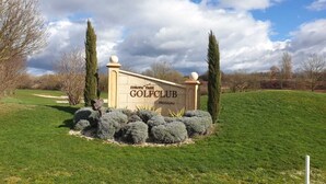 A sign for Europa Park Golf Club with a well-maintained lawn and two tall trees. - Apartment in a very quiet location, 12 km to Europa Park Rust (Herbolzheim)