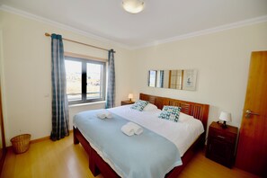 1 habitación, tabla de planchar con plancha y cuna de viaje 