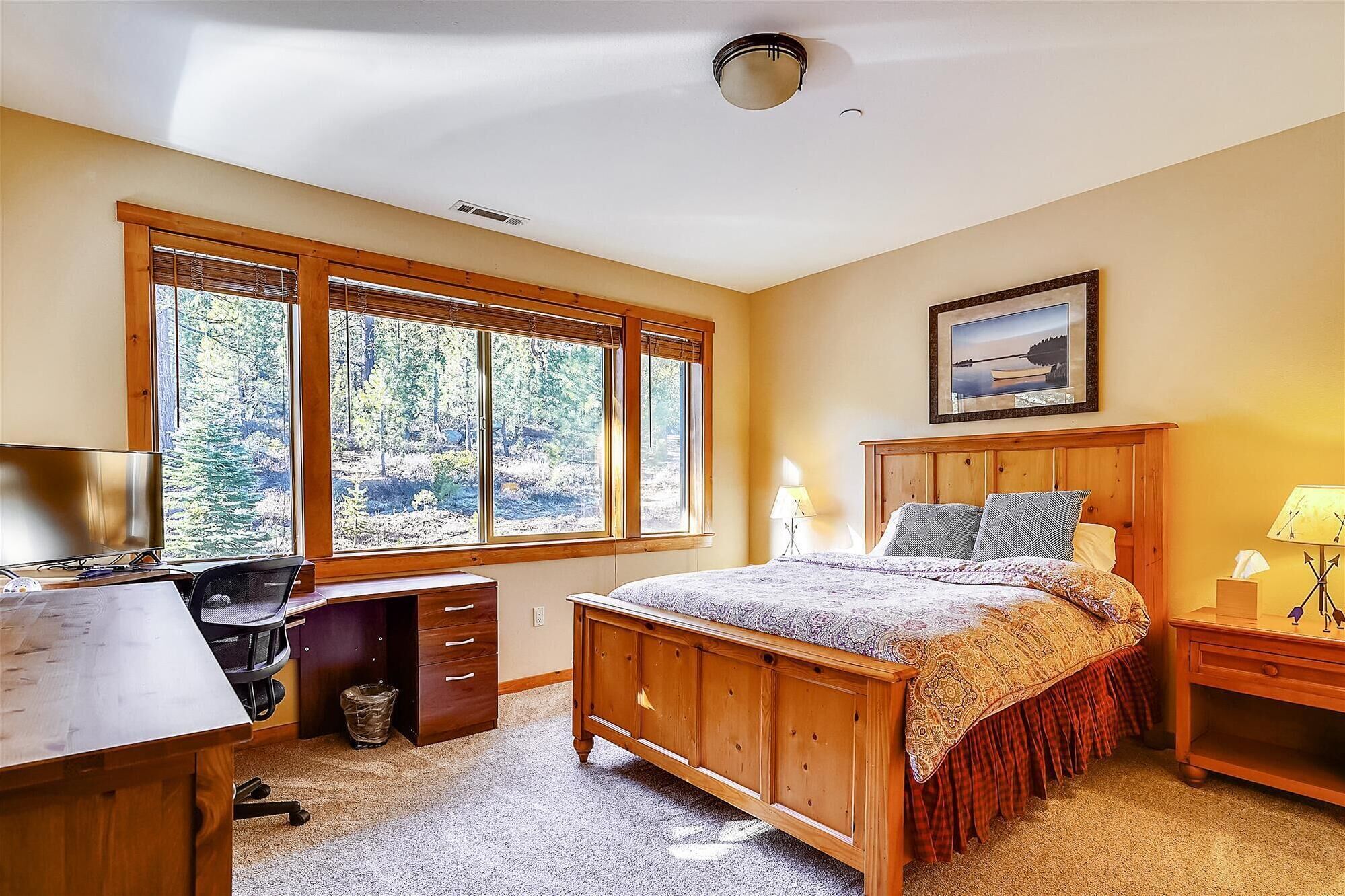 2 bedrooms, desk, WiFi (free), bed sheets
