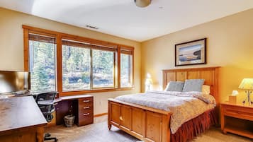 2 bedrooms, desk, WiFi (free), bed sheets