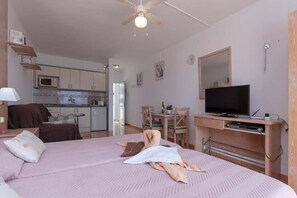 Tabla de planchar con plancha, wifi y ropa de cama