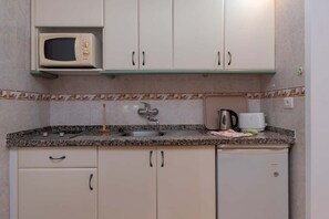 Frigorífico, microondas, placa de cocina y tostadora