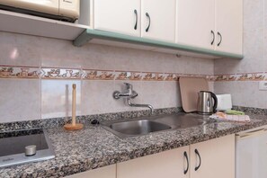 ثلاجة، ميكروويف، موقد طهي مسطح، محمصة خبز