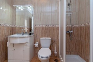 Een douche, een haardroger, handdoeken