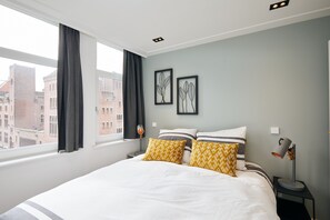 Design penthouse | Luxe beddengoed, een kluis op de kamer, individueel gedecoreerd