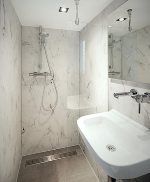 Douche, douche à « effet pluie », articles de toilette gratuits