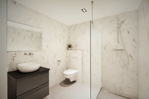 Bathroom sink - Damrak Short Stay Amsterdam (Amsterdam)