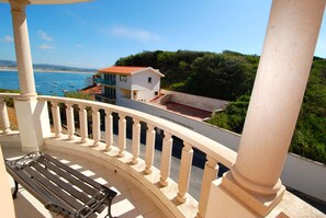 Property grounds - Lighthouse - 3 story holiday home with shared tennis court and sea views (São Martinho do Porto)