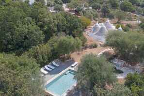 A heated pool - Traditional trulli just a few minutes from the sea with an exclusive pool immersed in greenery (Monopoli)
