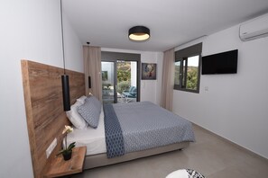 2 bedrooms, in-room safe, desk, iron/ironing board