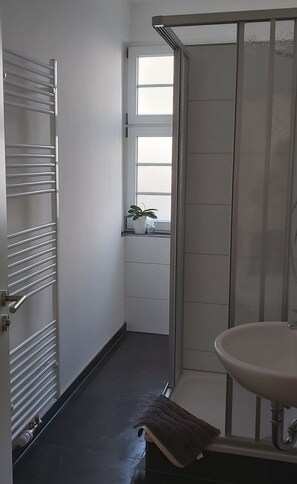 Apartment, 4 Bedrooms | Bathroom | Shower, free toiletries, hair dryer, towels - Fewo Holbeinstr 67 - 4 Schlafzimmer P (Erfurt)