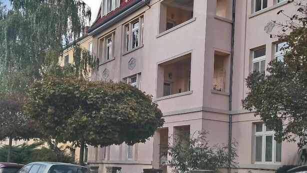 A multi-story residential building with balconies, a red roof, and a light-colored facade. - Fewo Holbeinstr 8 - 2 Schlafzimmer P (Erfurt)
