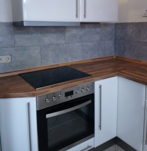 Appartement, 2 chambres | Cuisine privée | Réfrigérateur, micro-ondes, four, plaque de cuisson