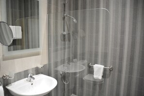 Suihku, hierova suihkupää, ilmaiset hygieniatuotteet, hiustenkuivaaja