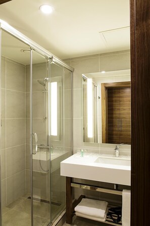 Articles de toilette gratuits, sèche-cheveux, chaussons