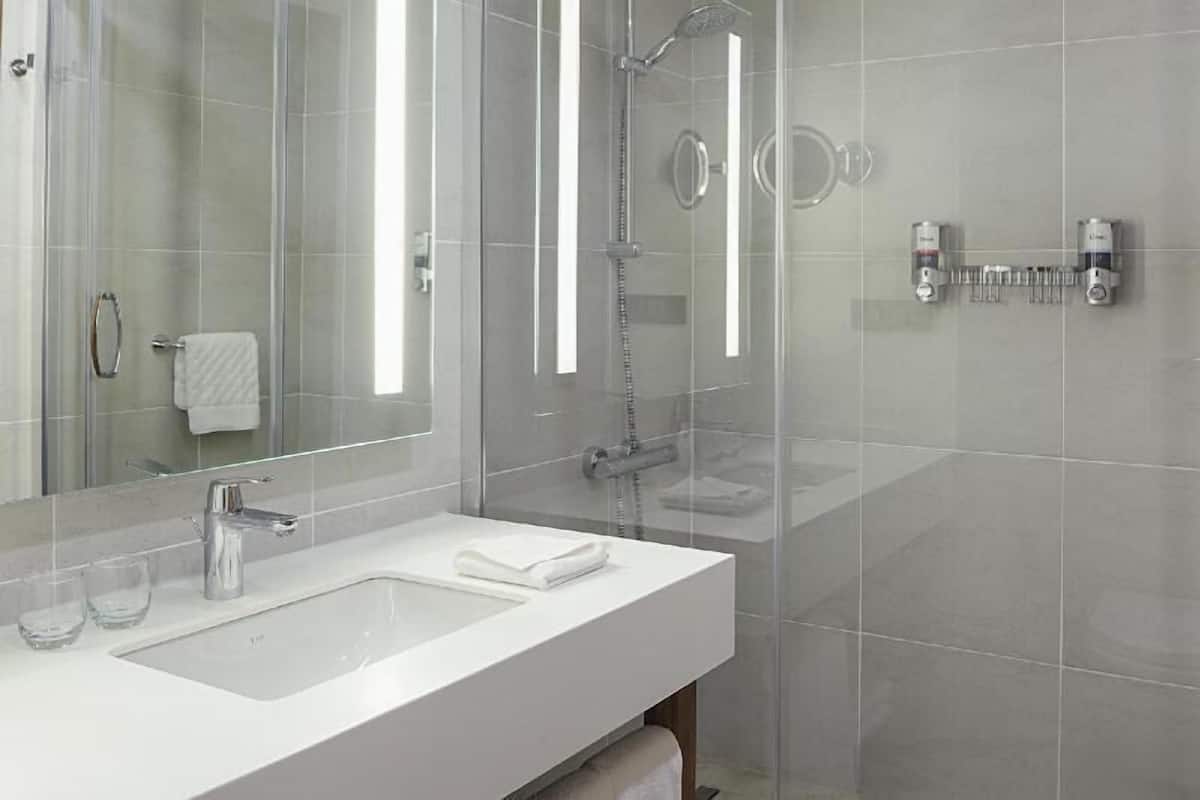 Bathroom | Free toiletries, hair dryer, slippers, towels