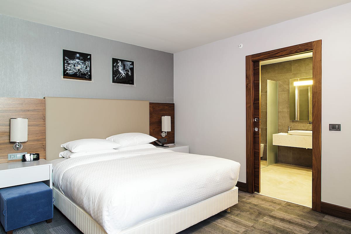 En 43-tommers Flatskjerm-TV med digitale kanaler samt TV