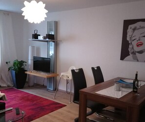 Apartment, 2 Schlafzimmer | Essbereich im Zimmer