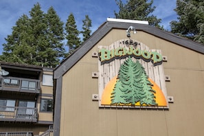 Un bâtiment sur lequel on peut lire l’inscription « Bigwood ».