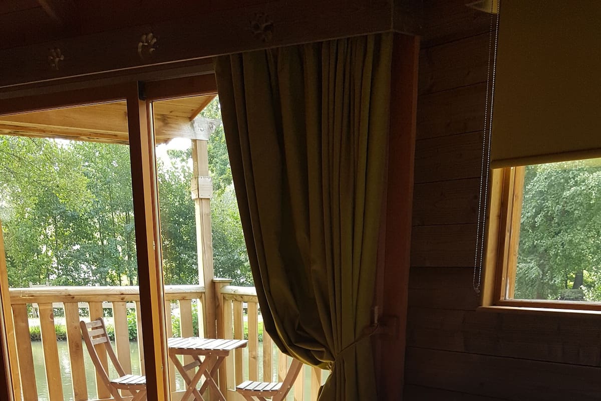 Cabaña romántica (du Grizzly) | 1 habitación, ropa de cama de alta calidad y decoración personalizada