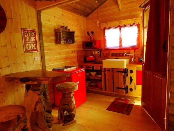 Chalet romántico (d'Go) | Cocina privada | Frigorífico, microondas, placa de cocina y tostadora