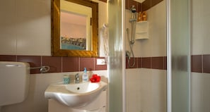 Dusche, Haartrockner, Bidet, Handtücher