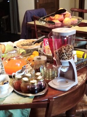 Café da manhã com buffet todos os dias (EUR 5 por pessoa)