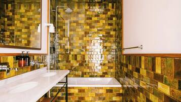 Articles de toilette gratuits, sèche-cheveux, serviettes fournies, savon