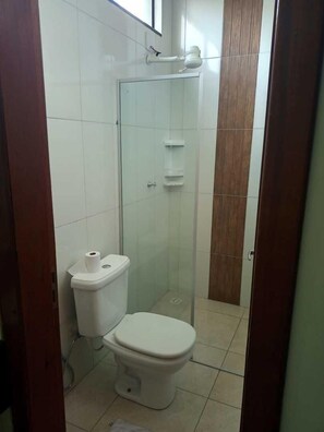 Shower, towels - Hotel Pérola (Rolim de Moura)