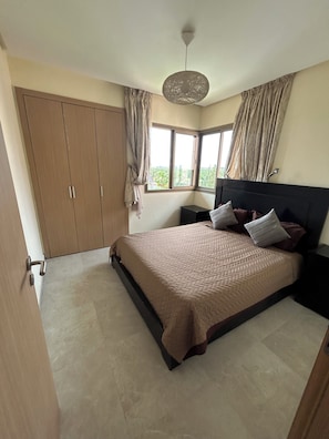 3 habitaciones, tabla de planchar con plancha, wifi y ropa de cama 