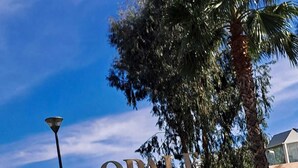 Une enseigne indiquant « OPAL », avec le texte « Marriott Golf Club » en dessous.