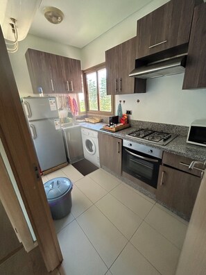 Køleskab, mikrobølgeovn, ovn, kaffe-/temaskine