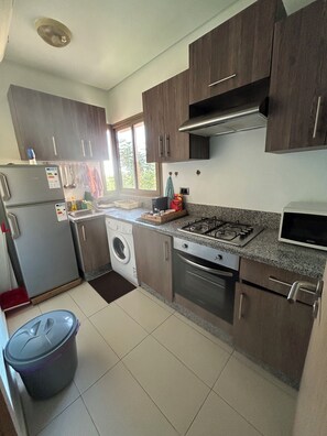 Kylskåp, mikrovågsugn, ugn och kaffe- och tebryggare